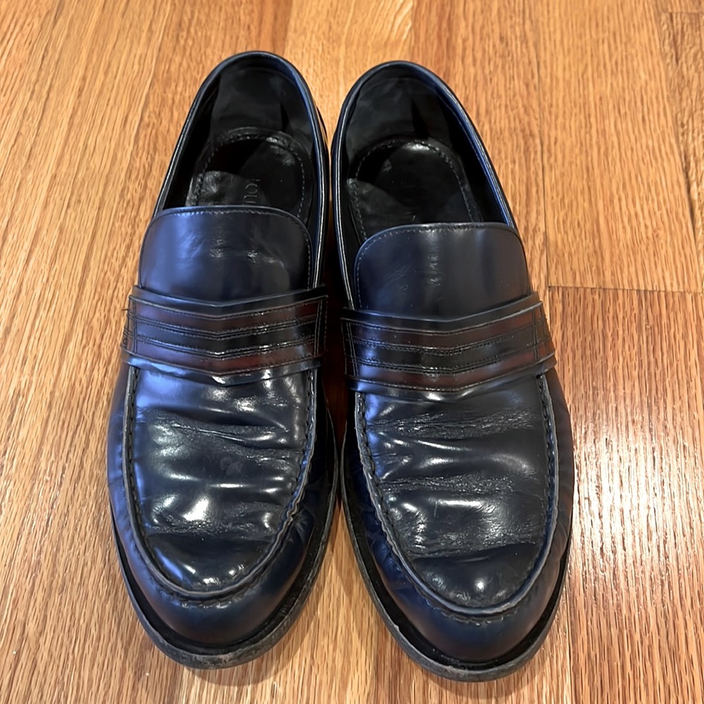 Navy Louis Vuitton men’s shoes in a good condition. Size 9.5 M